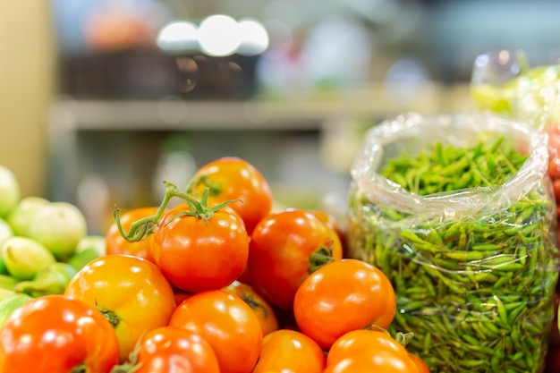 Tas de tomates biologiques fraîches et piment vert dans le magasin de récolte