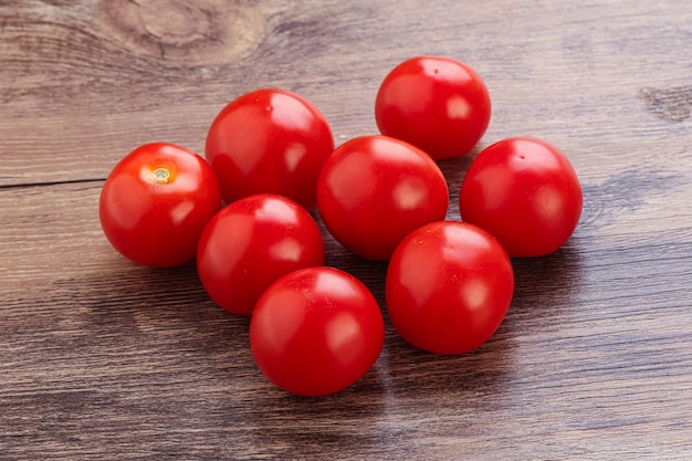 Tas de tomates cerises juteuses mûres