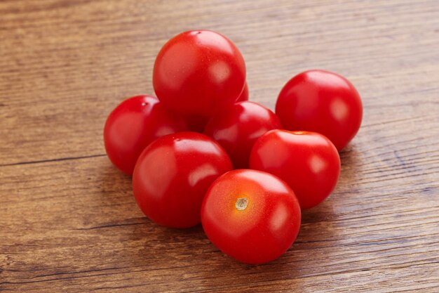 Tas de tomates cerises juteuses mûres