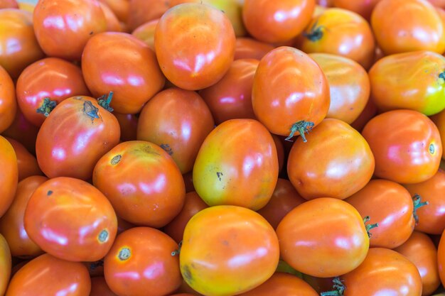 Un tas de tomates fraîches sur le marché.