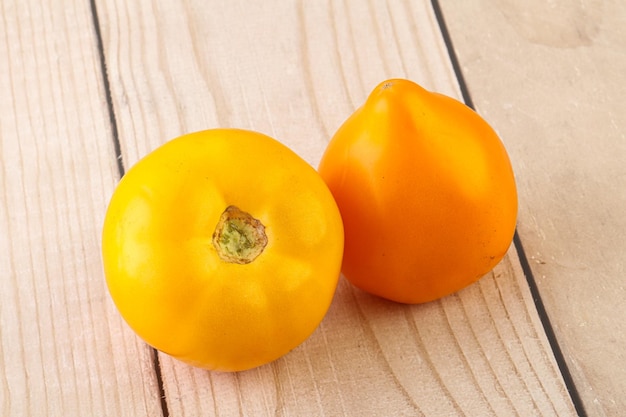 Un tas de tomates mûres, jaunes et juteuses