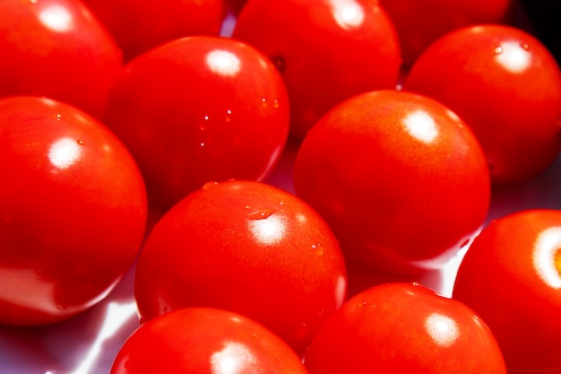 Un tas de tomates rouges sur une assiette