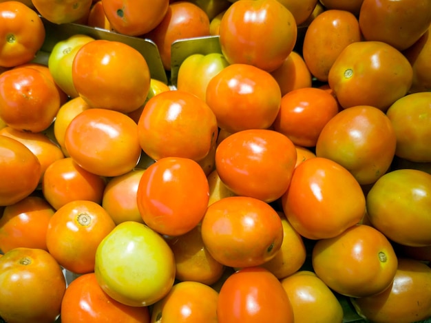 Photo un tas de tomates rouges fraîches. gros plan de nombreuses tomates