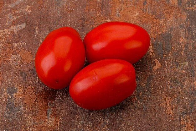 Tas de tomates savoureux rouge vif