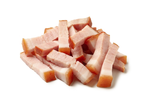 Tas de tranches de bacon isolé sur fond blanc