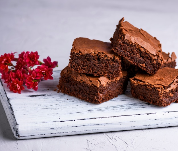 Tas de tranches carrées de tarte au brownie cuite au four