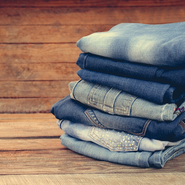 Tas de vêtements en jean