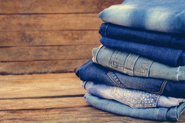 Tas de vêtements en jeans. Image tonique.