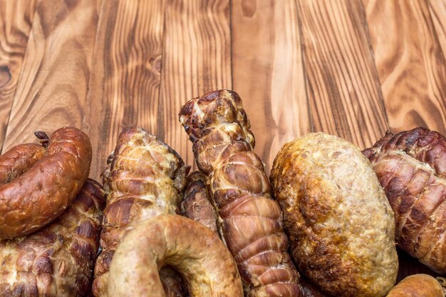 Tas de viande fumée sur fond de bois Espace de copie