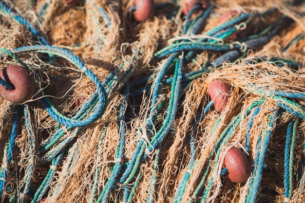 Un tas de vieux filets de pêche emmêlés ensemble la toile de fond parfaite pour les pêcheurs