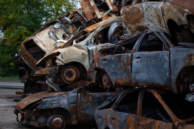 Un tas de voitures civiles détruites et brûlées dans la ville de la région de Gostomel Kyiv