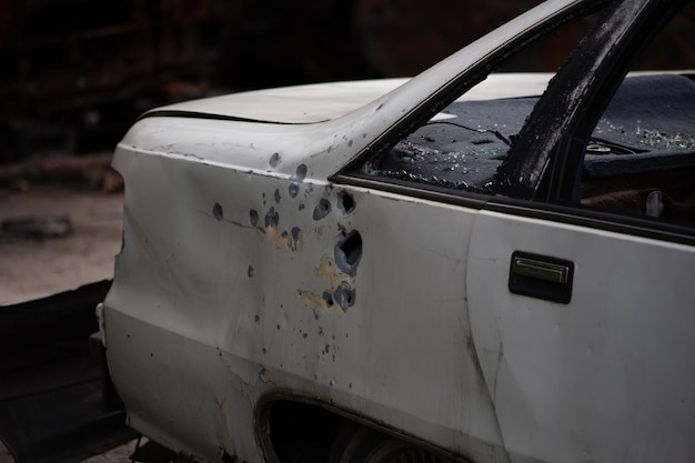 Un tas de voitures civiles détruites et brûlées dans la ville de la région de Gostomel Kyiv