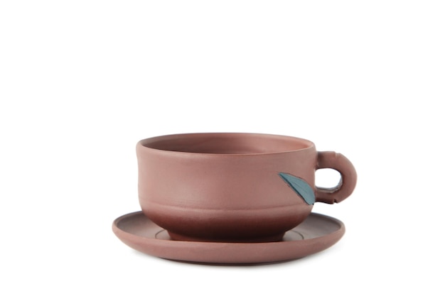 Tasse d'argile isolé sur fond blanc