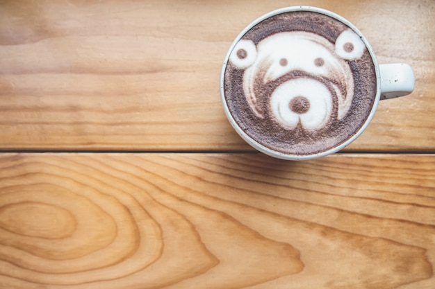 Tasse d'art en chocolat sur la table en bois dans le café