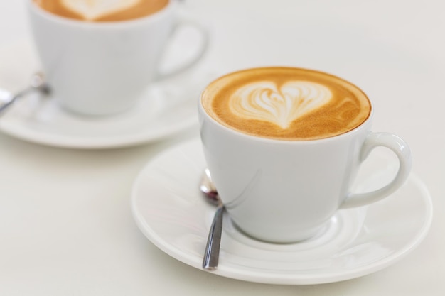 Tasse d'art latte ou cappuccino avec effet de filtre rétro