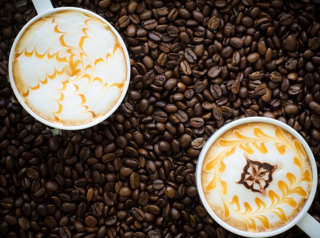 Une tasse d&#39;art latte sur fond de grain de café