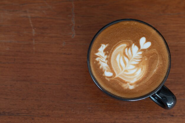 Une tasse d&#39;art Piccolo Latte sur un bureau en bois