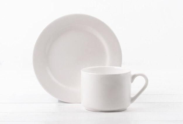 Tasse et assiette blanche