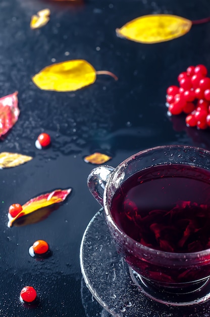 Tasse d&#39;automne romantique de thé avec des feuilles