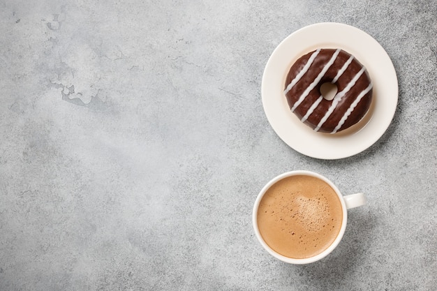 Tasse de beignet de café et de chocolat