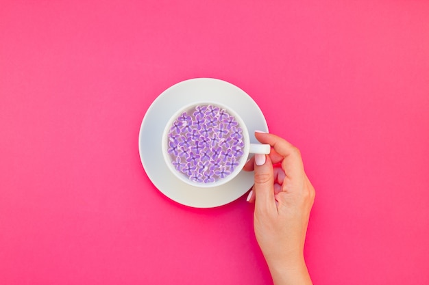 Tasse de belles fleurs lilas infusées d'eau