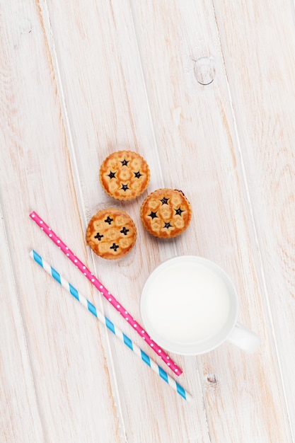 Tasse de biscuits au lait et pailles