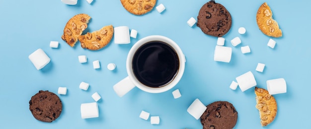 Tasse de biscuits à la guimauve au café sur fond bleu Vue de dessus mise à plat Bannière