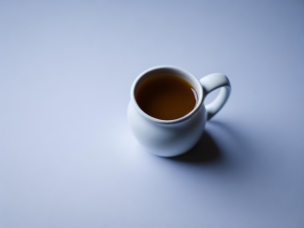 Photo une tasse blanche avec une anse qui dit thé dessus