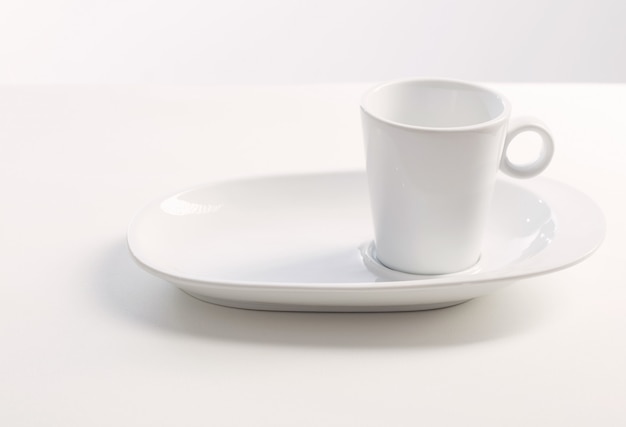 Tasse blanche sur blanc blanc