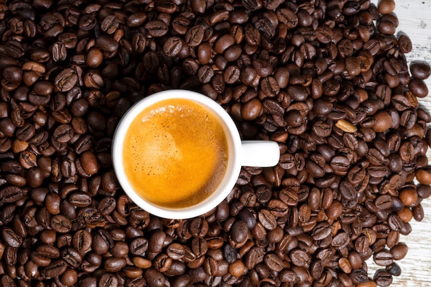 Tasse blanche de café à 3 heures