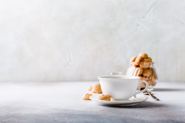 Tasse blanche de café avec des biscuits amaretti