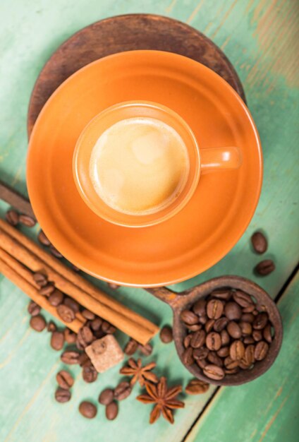 Tasse blanche de café chaud sur la table en bois