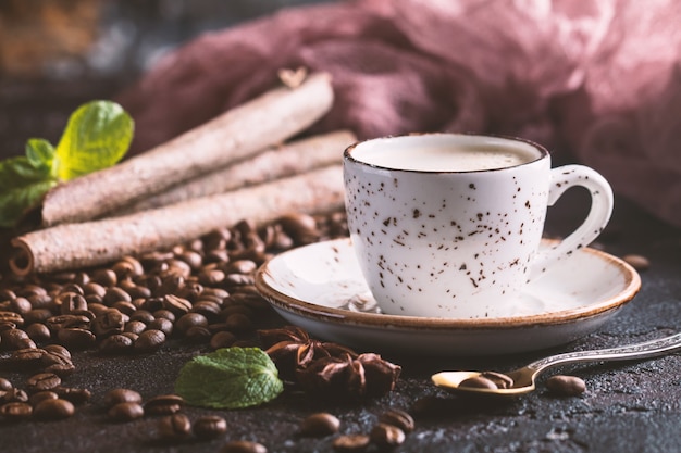 Tasse blanche de café expresso chaud savoureux frais avec des grains de café