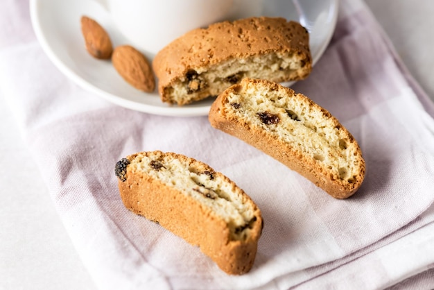 Tasse blanche de café fort servi avec des biscuits italiens aux amandes Cantucci Fond gris