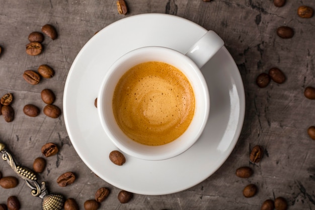 Tasse blanche avec café et grains entiers Vue d'en haut