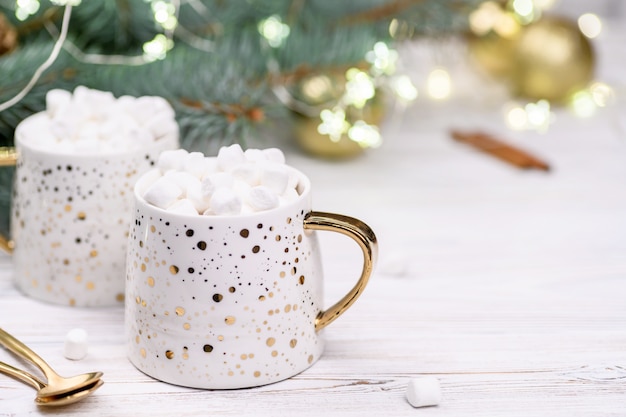 Tasse blanche de cappuccino ou de cacao avec arbre de Noël