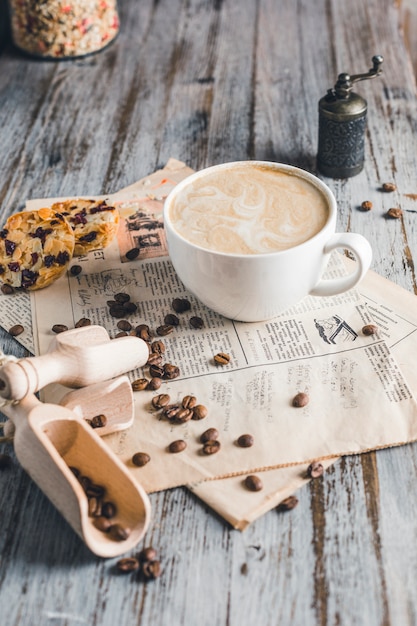 Tasse blanche de cappuccino à la cannelle