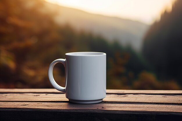 Tasse blanche en céramique avec place pour l'image de marque debout sur une table en bois sur fond d'une forêt d'automne Maquette de tasse en gros plan dans la nature