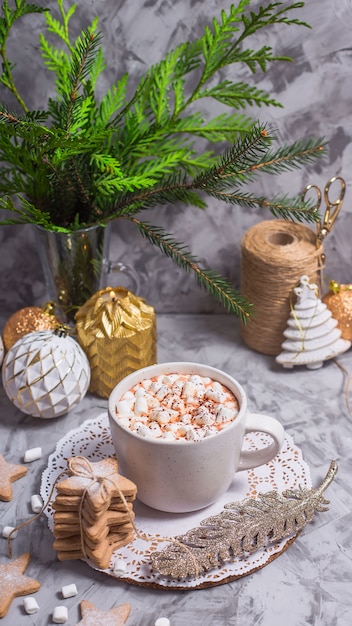 Une tasse blanche avec du cacao chaud à la guimauve