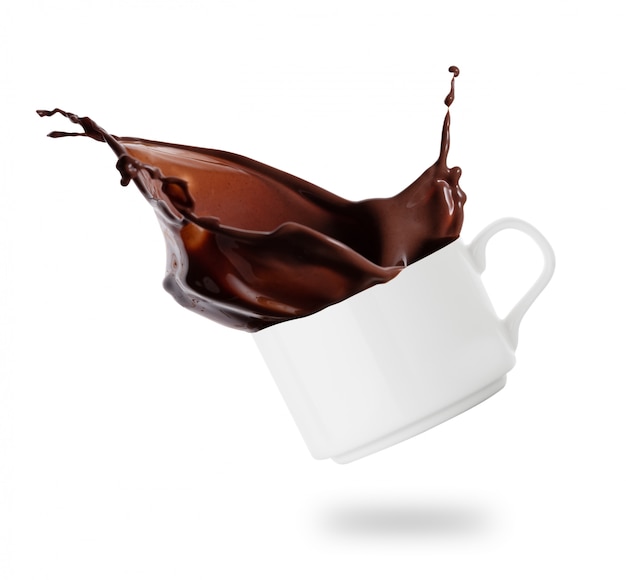 Tasse blanche avec éclaboussures de chocolat