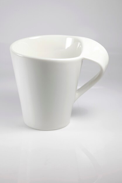 Tasse blanche sur fond blanc