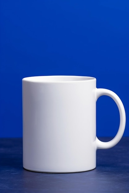 Une tasse blanche sur fond bleu imprimée sur demande