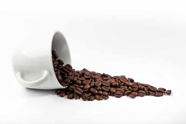 Tasse blanche avec gros plan de grains de café