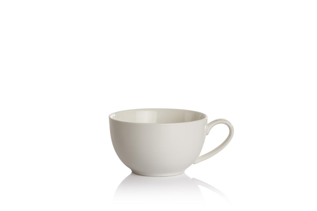 Tasse blanche isolé sur blanc