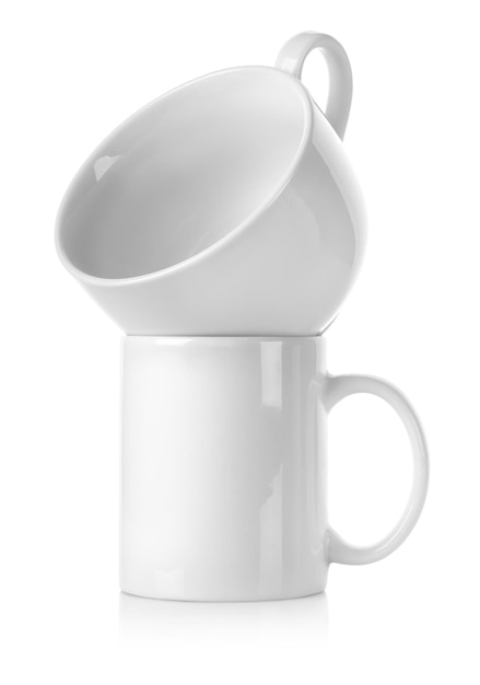 Tasse blanche isolée sur fond blanc