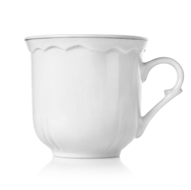 Tasse blanche isolée sur fond blanc