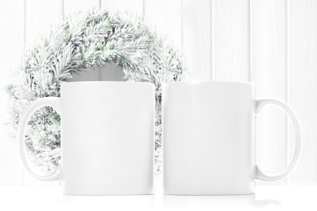 La tasse blanche se moque d'une décoration de Noël lumineuse. Sublimation mocku