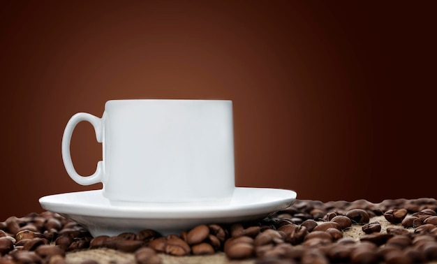 Photo une tasse blanche avec une soucoupe se dresse sur des grains de café torréfiés boisson aromatique traditionnelle fond marron