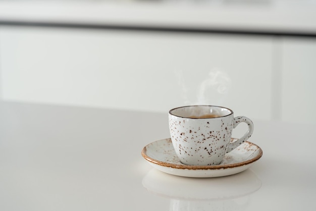 Tasse blanche sur tableau blanc