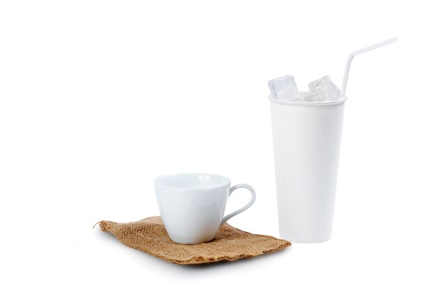 Photo tasse blanche et tasse en plastique avec des glaçons et des pailles